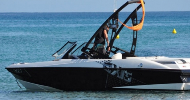  Corsica Jet Loisirs Wakeboard 拥有自己的摩托艇供您进行滑水活动 
